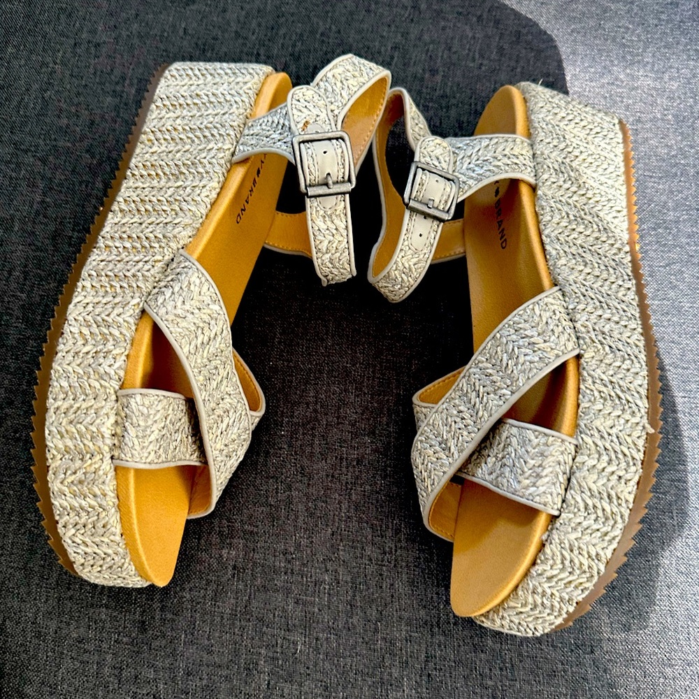 Lucky brand sandals barely use & intact